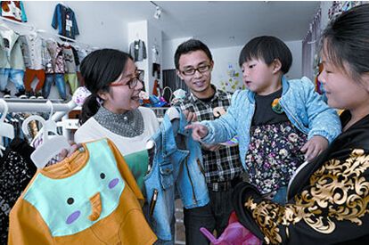 童装店,梦想很快在去年实现了,学服装设计的亓玉章在童装面料的质量